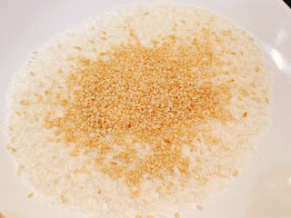 4、炸汤圆(番茄味/炼奶味),放入芝麻,搅拌均匀