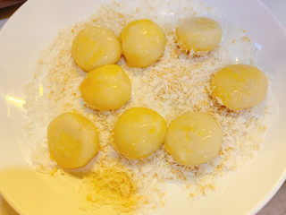 7、炸汤圆(番茄味/炼奶味),把抹均匀的汤圆放入芝麻和面包糠中