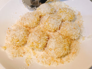 8、炸汤圆(番茄味/炼奶味),直至均匀粘上