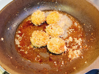 10、炸汤圆(番茄味/炼奶味),炸至双面金黄,就可以装出盘里,可以一半放番茄酱,一半放炼奶,根据自己口味选择