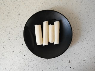 3、山药奶昔,把处理好的山药放入蒸锅蒸熟 一般蒸制10分钟即可关火（山药也可直接洗净带皮蒸熟 我为了省事 直接去皮蒸的）。