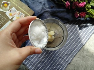 4、山药奶昔,待山药稍微冷却后 放入料理机 加入白糖调味。