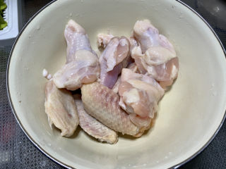 1、啤酒鸡翅根,鸡翅根一斤，我还加了五个鸡中翅