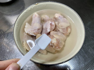 2、啤酒鸡翅根,淡盐水搓洗浸泡半小时去血水
