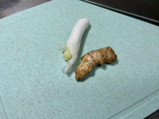 3、啤酒鸡翅根,葱白一段洗净，姜搓洗干净