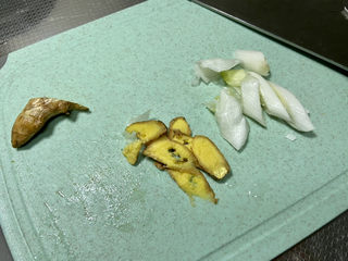 4、啤酒鸡翅根,姜切片，葱白切段