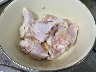 5、啤酒鸡翅根,鸡翅根挤去水分在肉厚的地方切两刀，方便入味