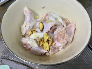 6、啤酒鸡翅根,加入姜片葱白