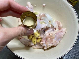 7、啤酒鸡翅根,加入一汤匙料酒