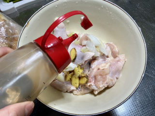 8、啤酒鸡翅根,一汤匙蚝油