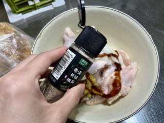 10、啤酒鸡翅根,少许胡椒粉