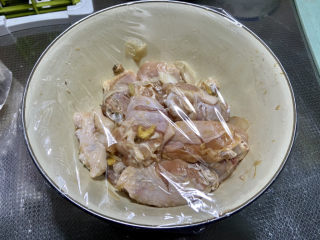 12、啤酒鸡翅根,蒙上保鲜膜放冰箱冷藏腌制，至少一小时