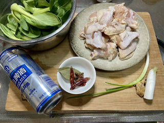 14、啤酒鸡翅根,食材合照：腌制好的鸡翅根，小青菜几颗，啤酒一听，小葱一根，葱白一段，姜一小块，香叶两片，干辣椒三个，八角一个