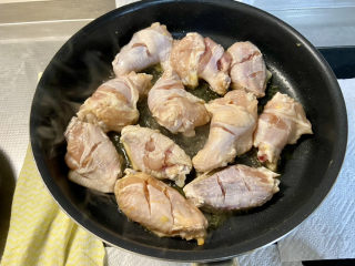 15、啤酒鸡翅根,平底锅加油，油热，放入鸡翅根，中小火煎制