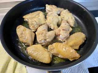 16、啤酒鸡翅根,一面煎到金黄，翻面继续煎，煎到两面微焦。