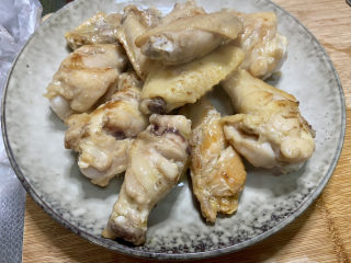17、啤酒鸡翅根,沥油盛出备用