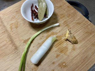 18、啤酒鸡翅根,姜搓洗干净，葱白小葱洗净，香料洗去浮灰