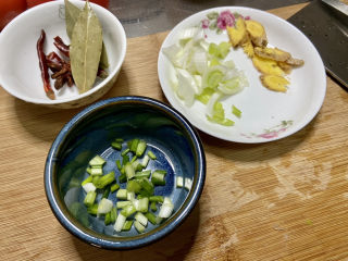 19、啤酒鸡翅根,葱白切末，姜切片，小葱切末，