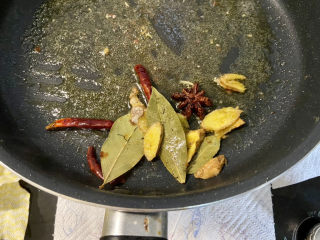 22、啤酒鸡翅根,锅中留底油，加入姜片干辣椒八角香叶，小火煸香