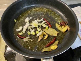 23、啤酒鸡翅根,加入葱白小火煸香