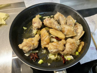 24、啤酒鸡翅根,加入鸡翅根