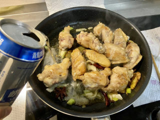 25、啤酒鸡翅根,加入啤酒，中火煮开，撇去浮末，如果觉得啤酒不够可以补充一些热水