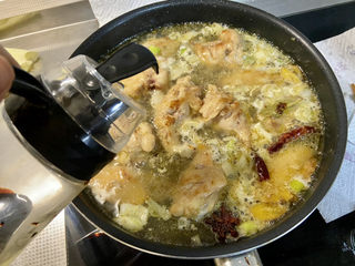 26、啤酒鸡翅根,加入半汤匙老抽