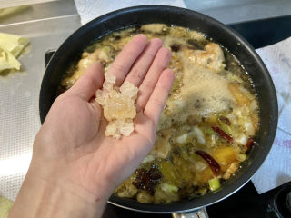 28、啤酒鸡翅根,加入一块冰糖