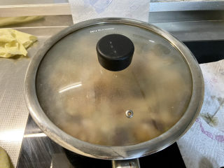 30、啤酒鸡翅根,加盖，中小火炖煮20分钟