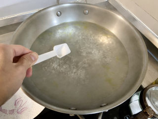 31、啤酒鸡翅根,等待炖鸡翅时烫一下青菜，坐锅烧水，水开加少许食盐几滴食用油，下青菜烫半分钟