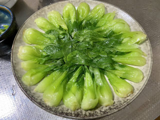 33、啤酒鸡翅根,青菜摆盘备用