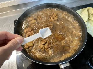 34、啤酒鸡翅根,时间到开盖，尝下咸淡，根据个人口味补充少许盐