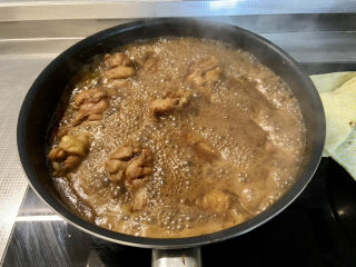 35、啤酒鸡翅根,转大火收汁，注意汤汁，是不是搅拌，不要收干粘锅了