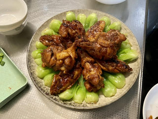 36、啤酒鸡翅根,鸡翅根摆在青菜上