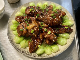 37、啤酒鸡翅根,撒上熟白芝麻和葱末即可上桌享用