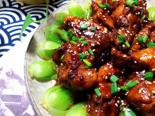 40、啤酒鸡翅根,这道啤酒鸡翅根，做法简单，鸡翅根肉嫩味美，啃着鸡翅，喝着冰可乐追剧，简直太过瘾了。喜欢的小伙伴们一起来试试吧