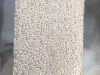 1、肉粽子,准备好江米