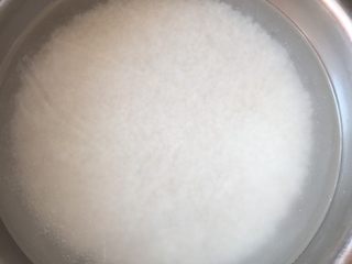 2、肉粽子,用凉水泡36小时以上，平均10个小时左右换一次水，夏季要放进冰箱里浸泡