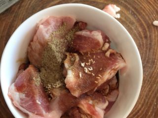 4、肉粽子,肉切大概10块左右，放入酱油，鸡精，盐，胡椒粉等你喜欢的调料拌匀