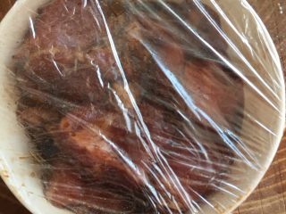 5、肉粽子,盖保鲜膜放入冰箱腌制8-10小时