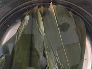 7、肉粽子,泡好粽叶之后，把粽叶捞出来清洗干净。如果你用新鲜粽叶的话忽略煮粽叶的那一步