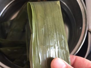 9、肉粽子,然后在对折一下