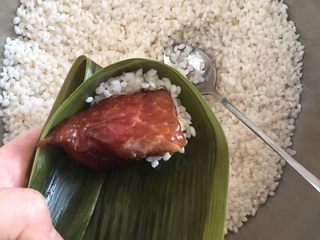 13、肉粽子,放入肉