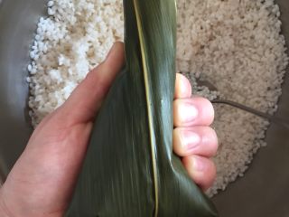 16、肉粽子,另一只手辅助，把左边的叶子也压下来