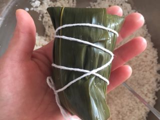 18、肉粽子,用棉线绑起来，最后系上一个活扣，方便吃的时候打开。