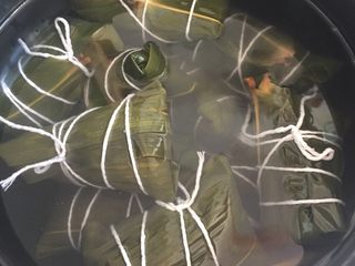 20、肉粽子,粽子全部放入锅里，填满水，让水没上粽子即可