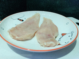 1、照烧鸡胸肉,鸡胸肉洗净,切半;