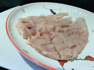 2、照烧鸡胸肉,划十字纹,不要断开哦!