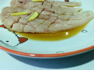 4、照烧鸡胸肉,加1勺料酒;