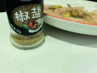 5、照烧鸡胸肉,加少许椒盐;